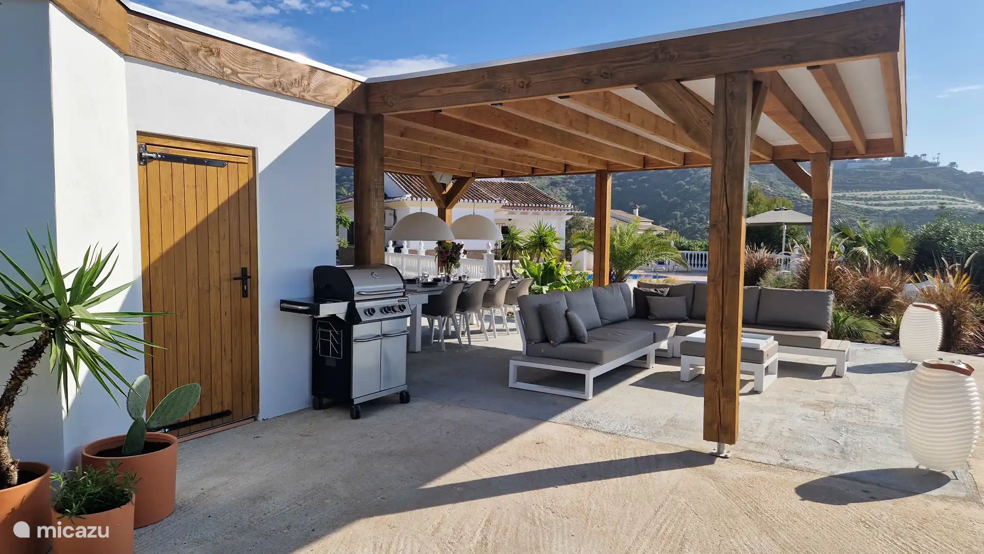 Diese Terrasse wurde komplett renoviert! Mit Außenküche und Lounge