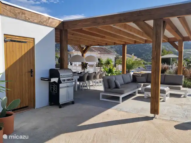 villa en España, Andalucía, Canillas de Aceituno – Casa Cartara ¡Esta terraza ha sido completamente renovada! Con cocina al aire libre y salón