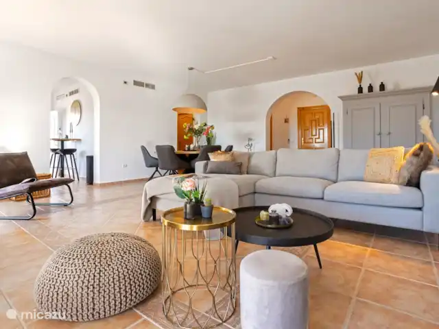villa en España, Andalucía, Canillas de Aceituno – Casa Cartara Sala de estar moderna y elegante.