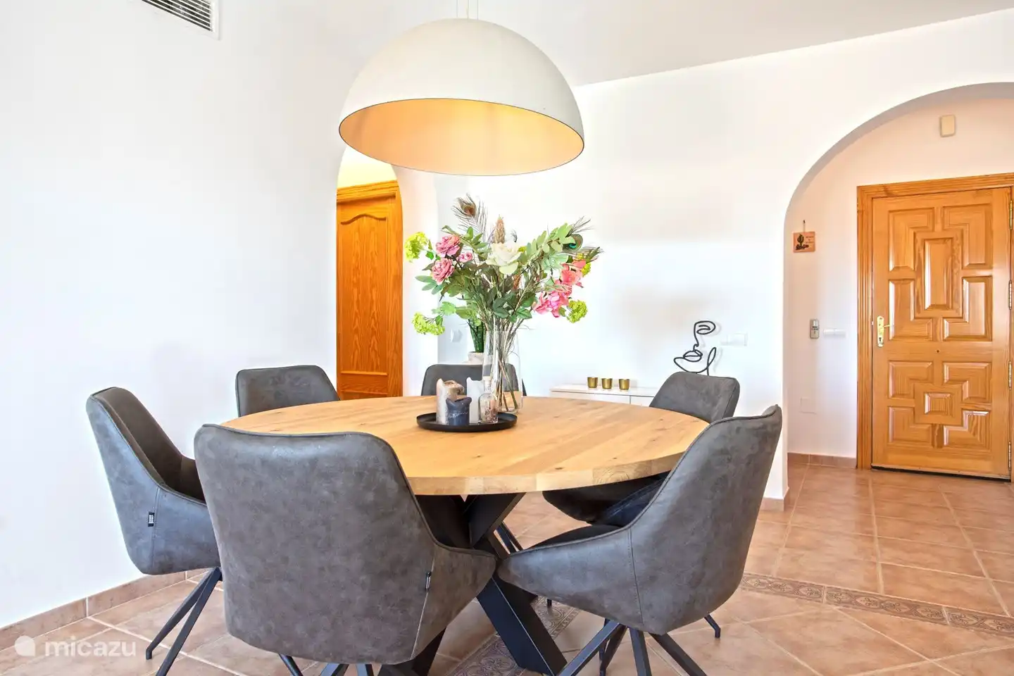 Großzügiger Esstisch.