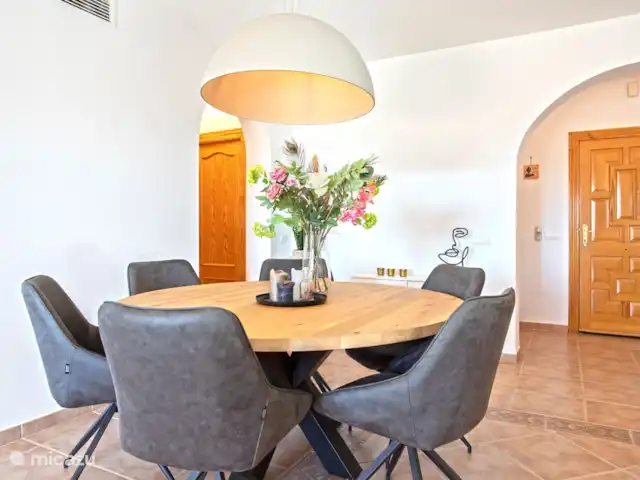 villa en España, Andalucía, Canillas de Aceituno – Casa Cartara Mesa de comedor generosa.