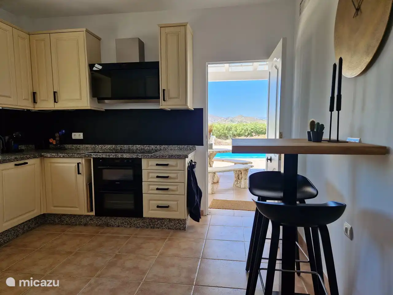 Küche mit direktem Zugang zum Garten.