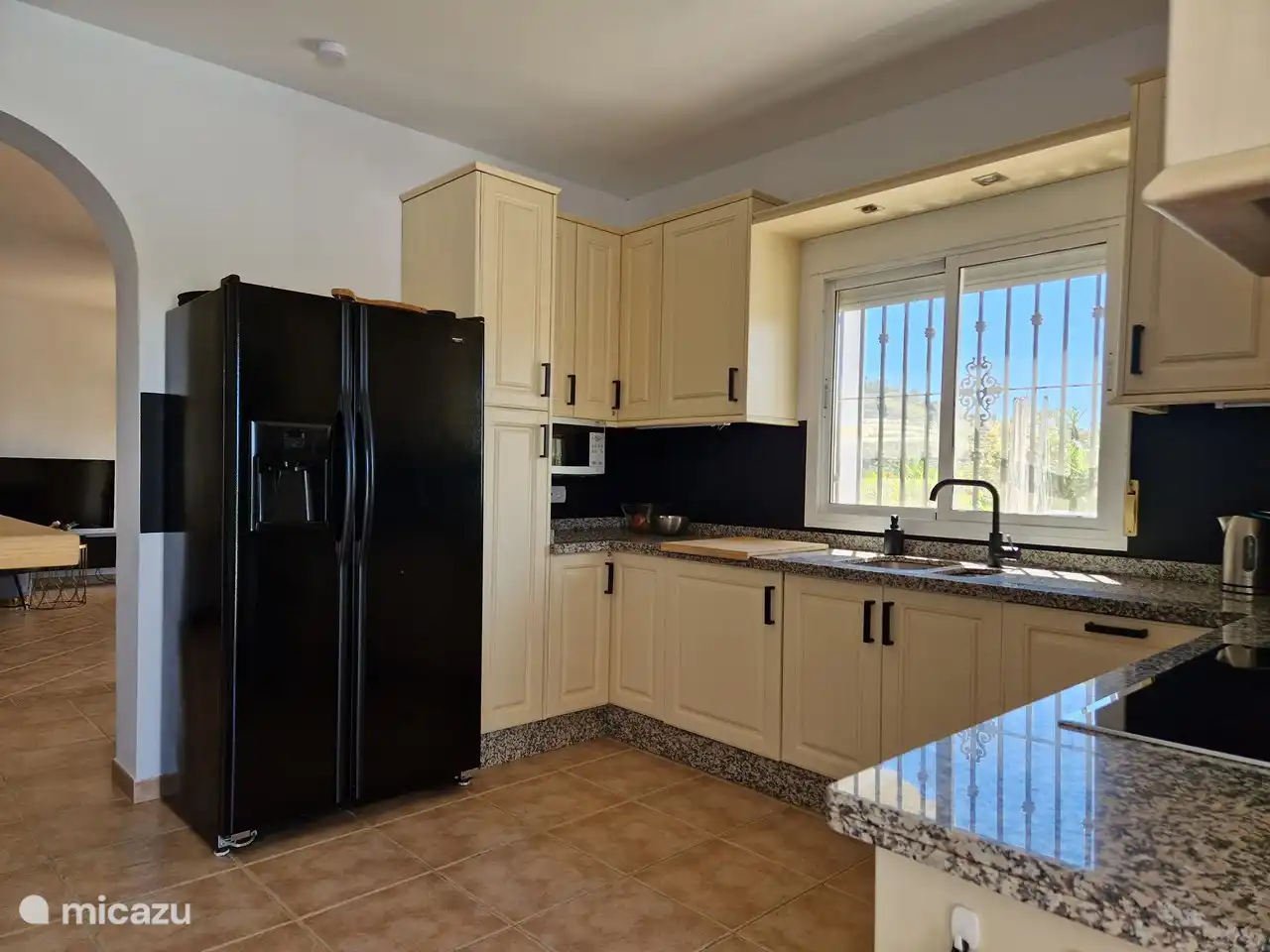 Die Küche ist komplett ausgestattet.