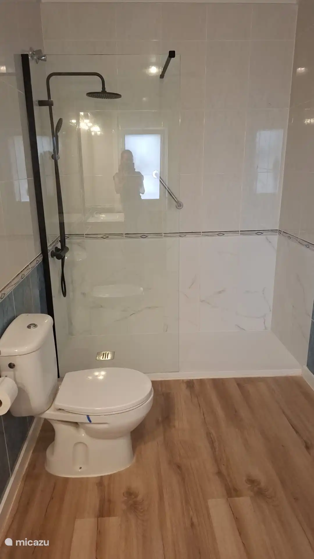 inloopdouche met toilet en wastafel
