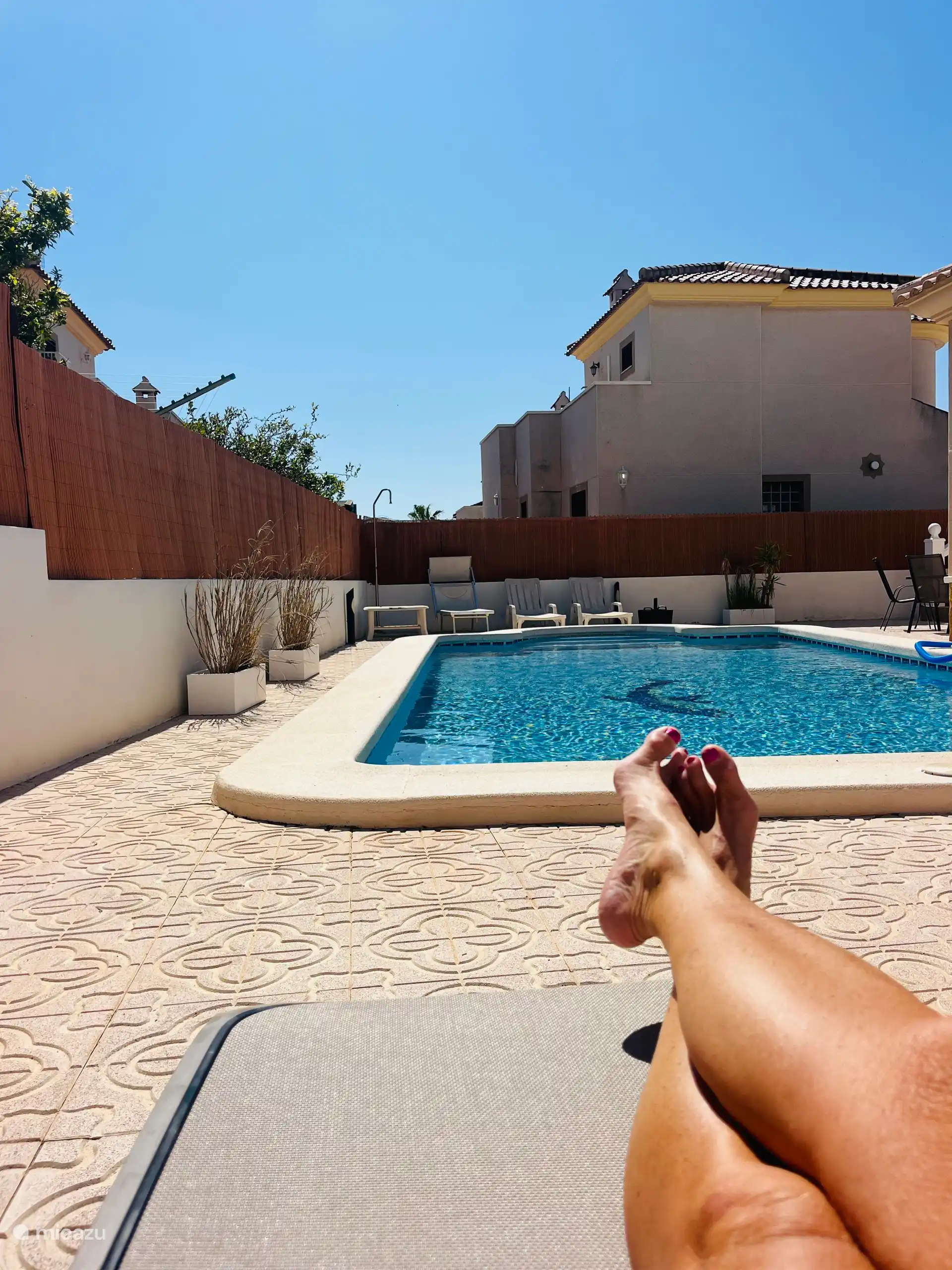 Chillen bij het zwembad