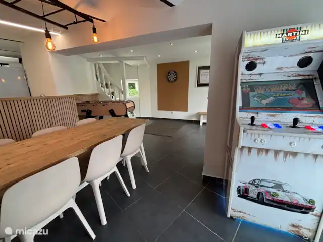 casa vacacional en Bélgica, Ardenas, Durbuy – Casa Borlon Sala de juegos, comedor, tablero de dardos