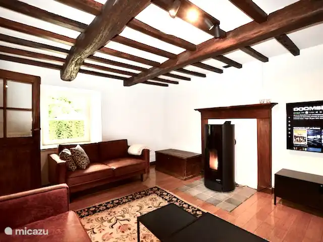 casa vacacional en Bélgica, Ardenas, Durbuy – Casa Borlon zona de estar con estufa de pellets y smart TV