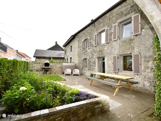 casa vacacional en Bélgica, Ardenas, Durbuy – Casa Borlon jardín cerrado con barbacoa y asientos