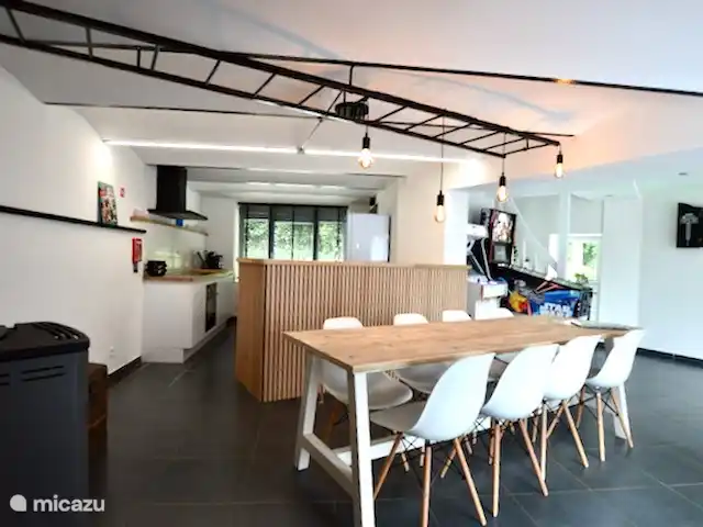 casa vacacional en Bélgica, Ardenas, Durbuy – Casa Borlon comedor y cocina