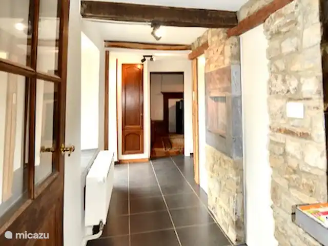 casa vacacional en Bélgica, Ardenas, Durbuy – Casa Borlon pasillo a la sala de estar