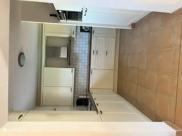 Geräumige Küche mit Siemens-Geräten (Geschirrspüler, Kombi-Backofen, Induktionsplatte).