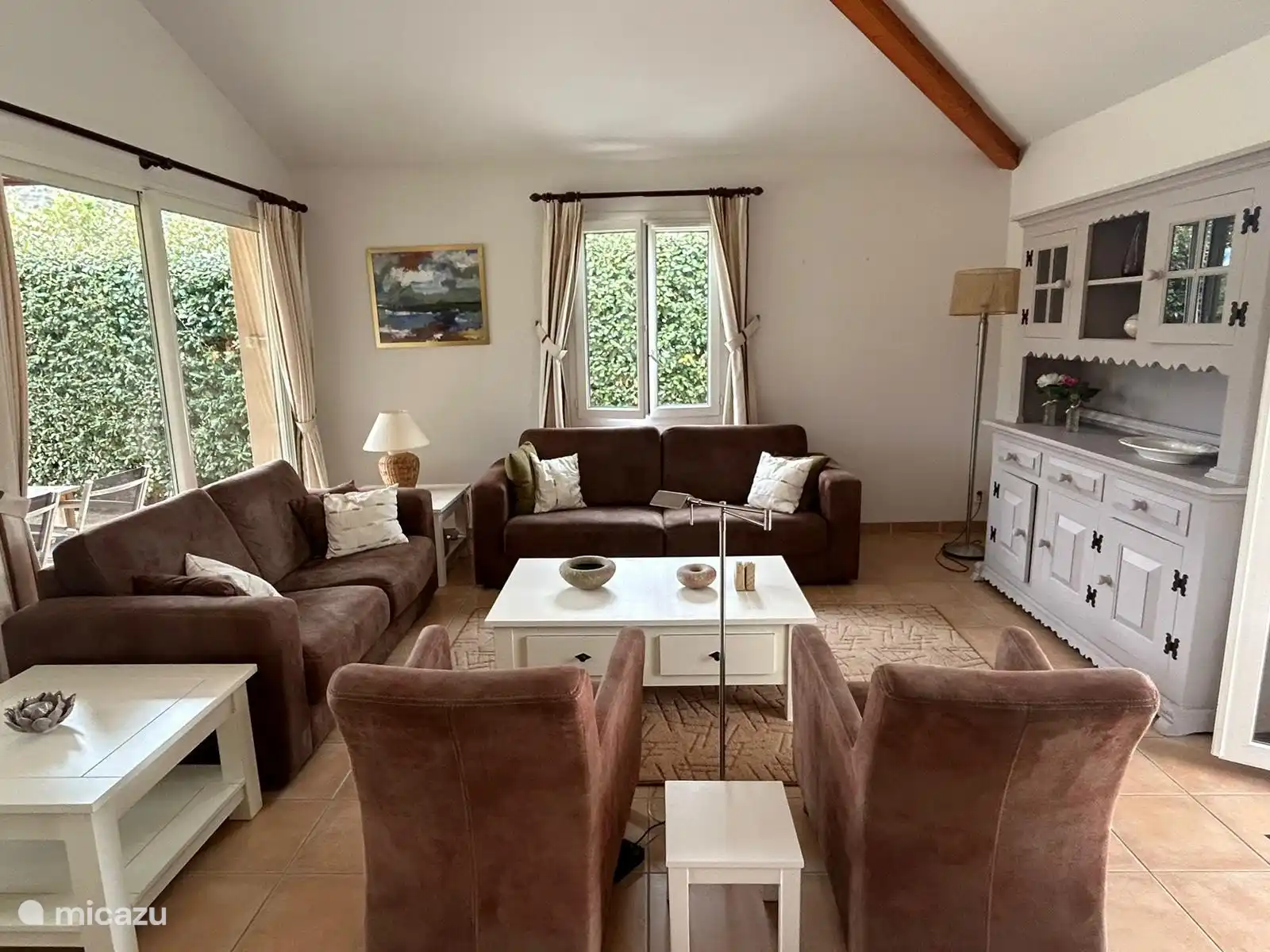 schöne Sofas und Stühle. Spielzeug und Spiele stehen zur Verfügung