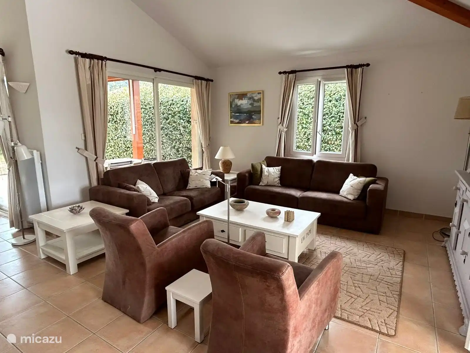 Zimmer mit vielen Sitzgelegenheiten und Schiebetüren 