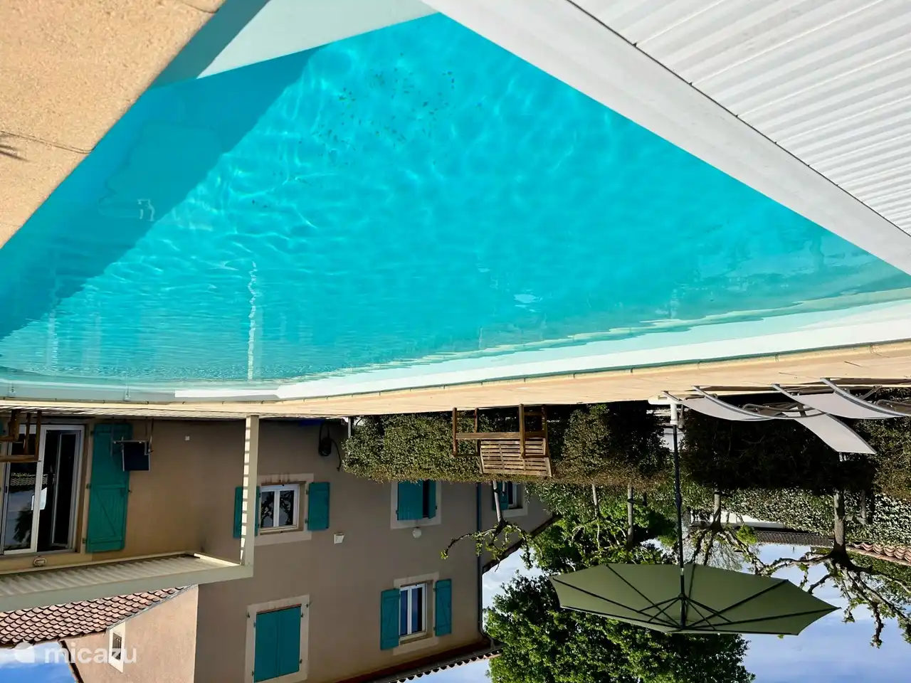 Ausgestattet mit vielen Gartenstühlen und 2 Sonnenschirmen