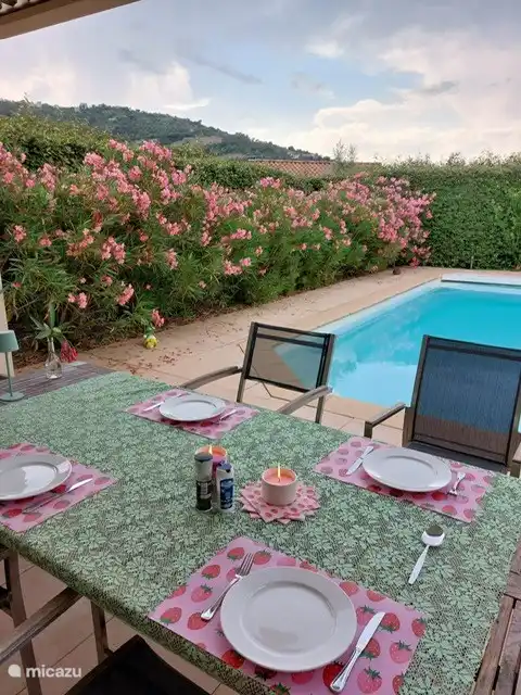 Tisch draußen unter dem Sonnendeck