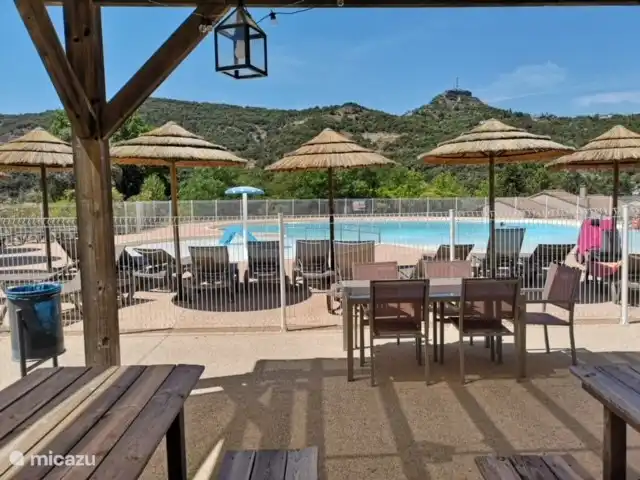 In der Mitte des Parks befindet sich ein Schwimmbad mit Schwimmbad für die Kleinen