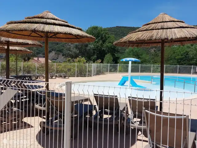 La pluie d'or huren in Frankrijk, Ardèche, Vallon-Pont-d'Arc - villa voldoende zitjes bij het centrale zwembad