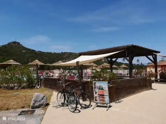 Auch hier gibt es zum Beispiel Fahrradverleih und Gespräche über Kanus