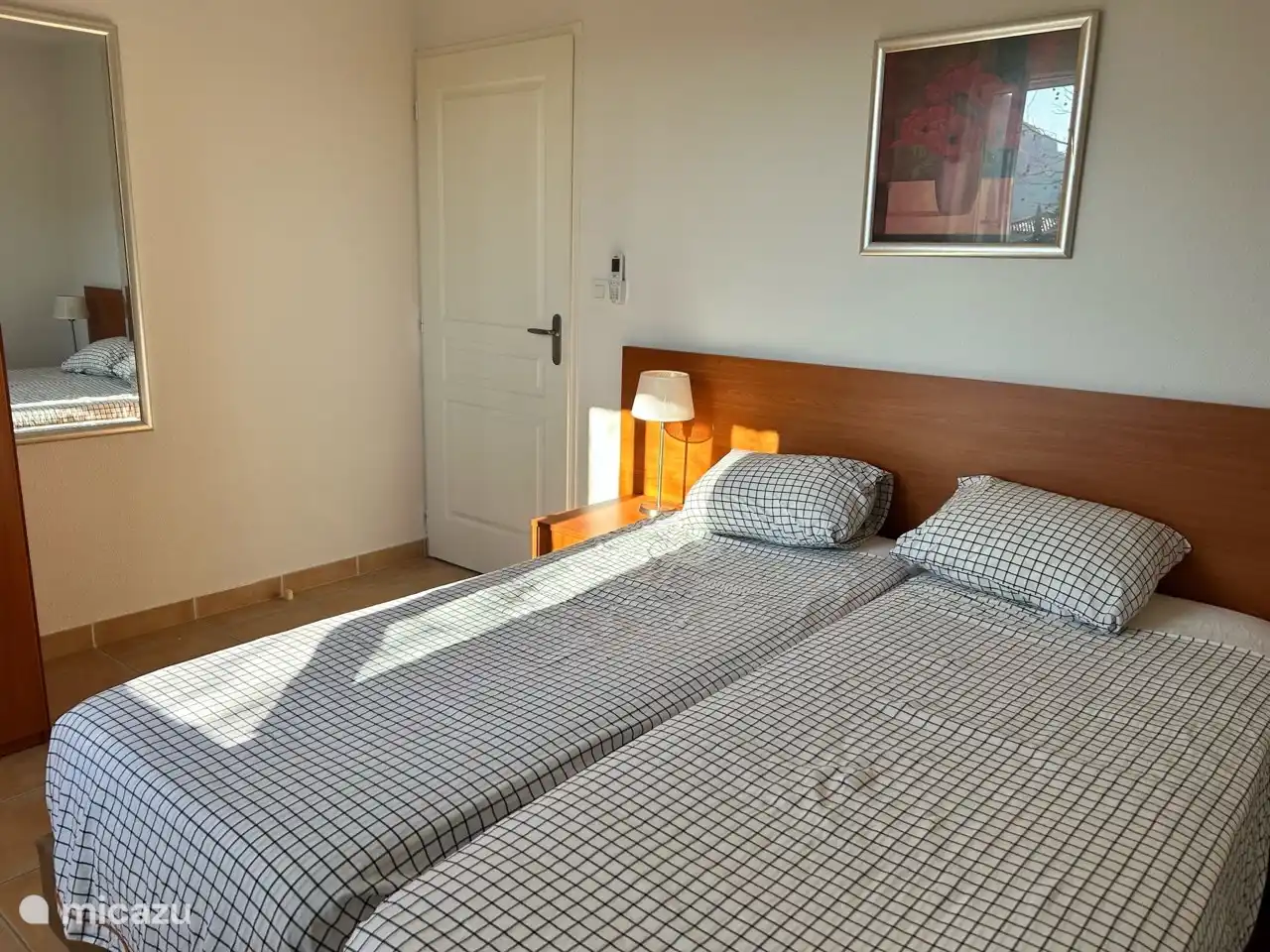 3 geräumige Schlafzimmer mit 80*190 Betten und 1 geräumiges Schlafzimmer mit 908200 Betten. Alle sind mit Moskitonetzen ausgestattet. Alle Türen und Fenster sind mit Moskitonetzen ausgestattet