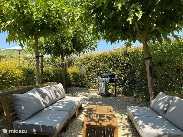 Sitz unter den Bäumen