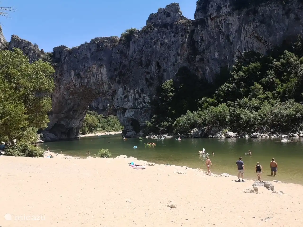 The Arc in der Nähe mit Parkplatz und Stränden