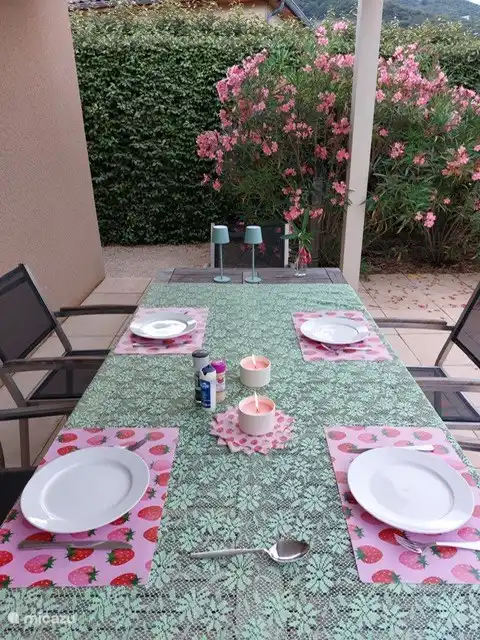 Leckeres Mittagessen oder Frühstück draußen an mehreren Orten