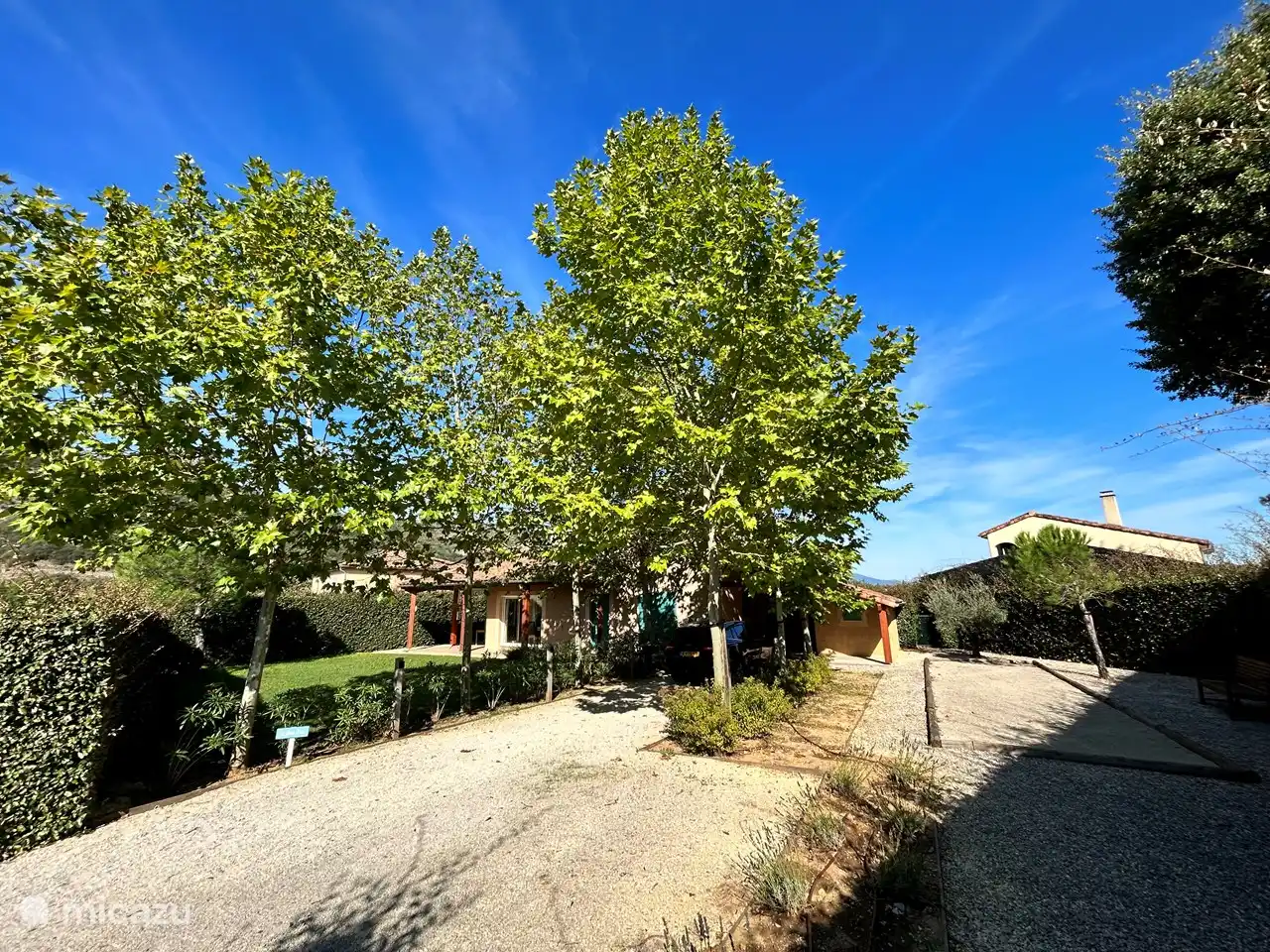 Einfahrt und Jeu de Boule-Platz