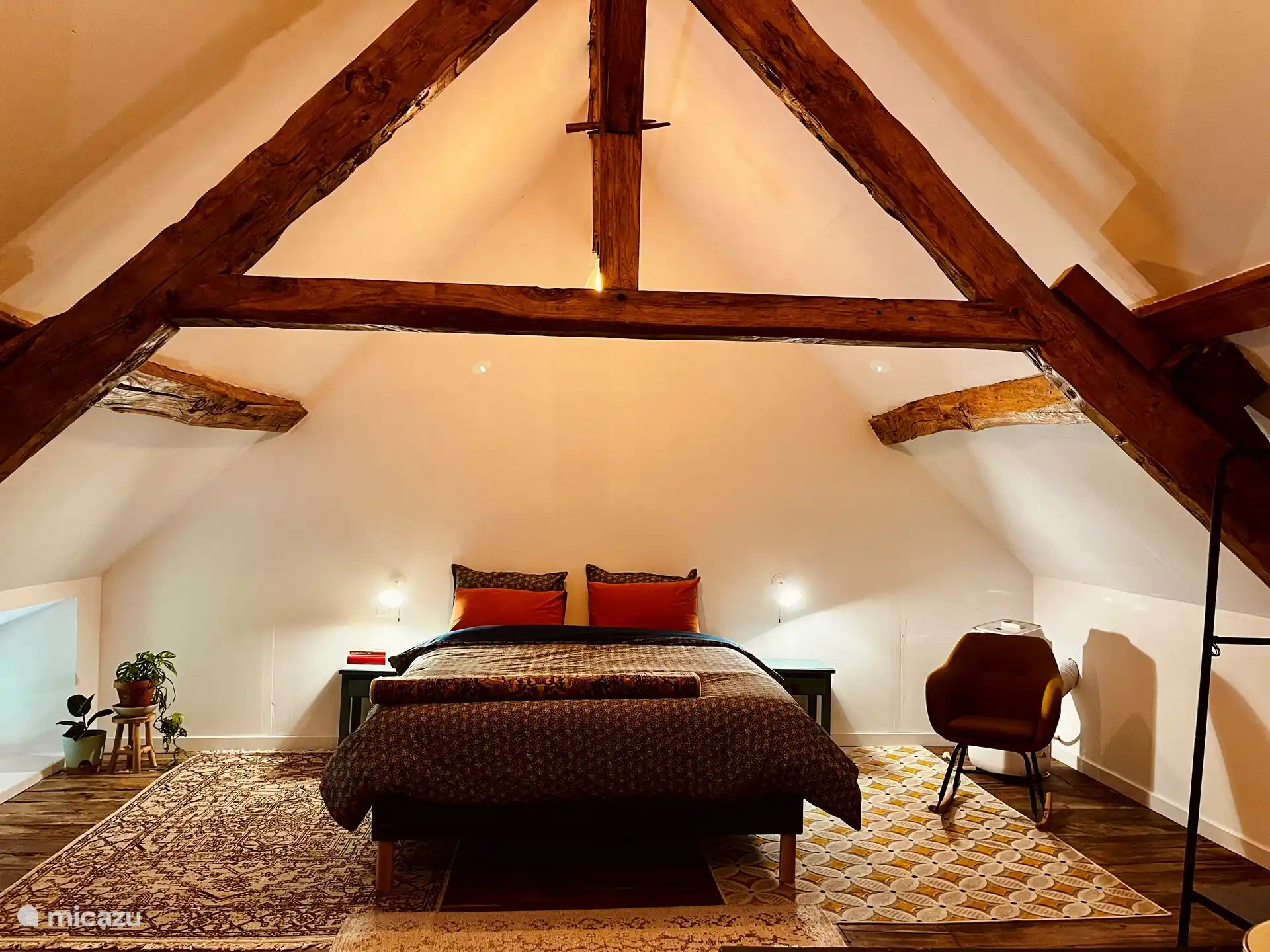 Großes Schlafzimmer mit Klimaanlage