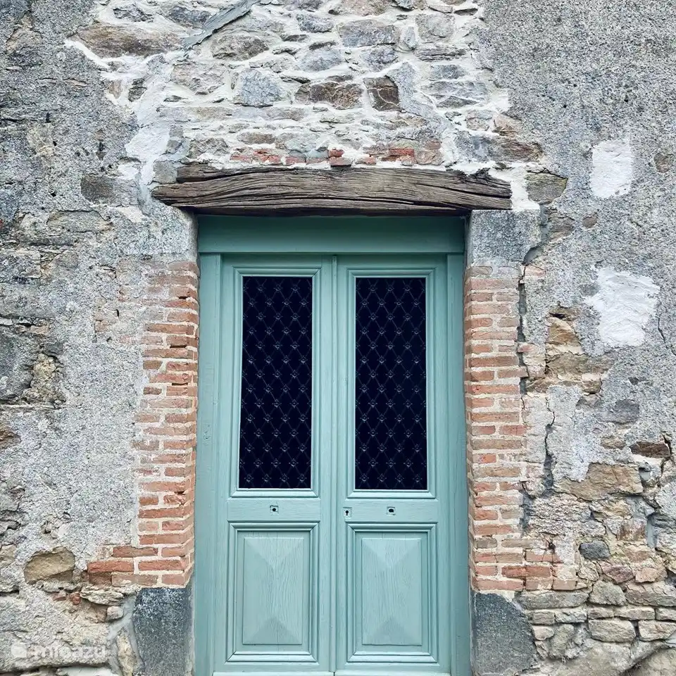 Die wunderschön restaurierte Haustür öffnet sich auf eine sonnige Terrasse. 
