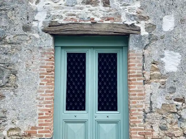 Chateau de Freyssinet - Dulice huren in Frankrijk, Haute-Vienne, Saint-Priest-Ligoure - vakantiehuis De prachtig gerestaureerde voordeur opent op een zonnige terras.