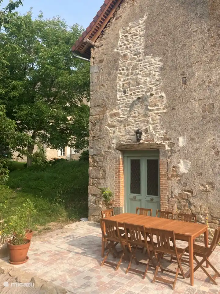 Maison Dulice mit dem Schloss im Hintergrund