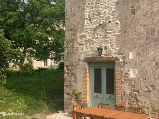 Chateau de Freyssinet - Dulice huren in Frankrijk, Haute-Vienne, Saint-Priest-Ligoure - vakantiehuis Maison Dulice met het chateau op de achtergrond