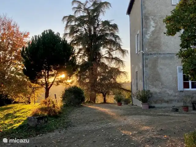 Chateau de Freyssinet - Dulice huren in Frankrijk, Haute-Vienne, Saint-Priest-Ligoure - vakantiehuis Chateau de Freyssinet bij zonsondergang