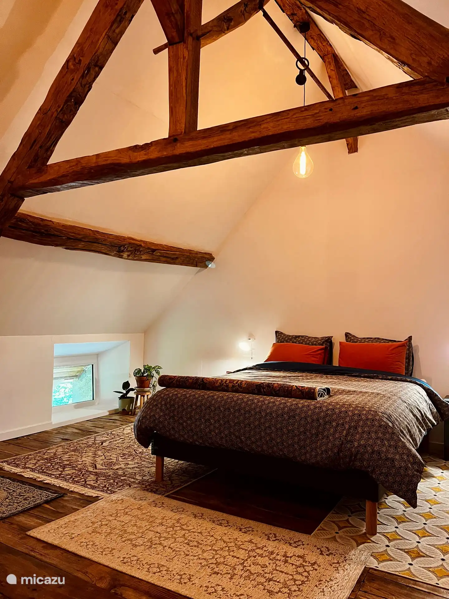 Großes Schlafzimmer mit Klimaanlage