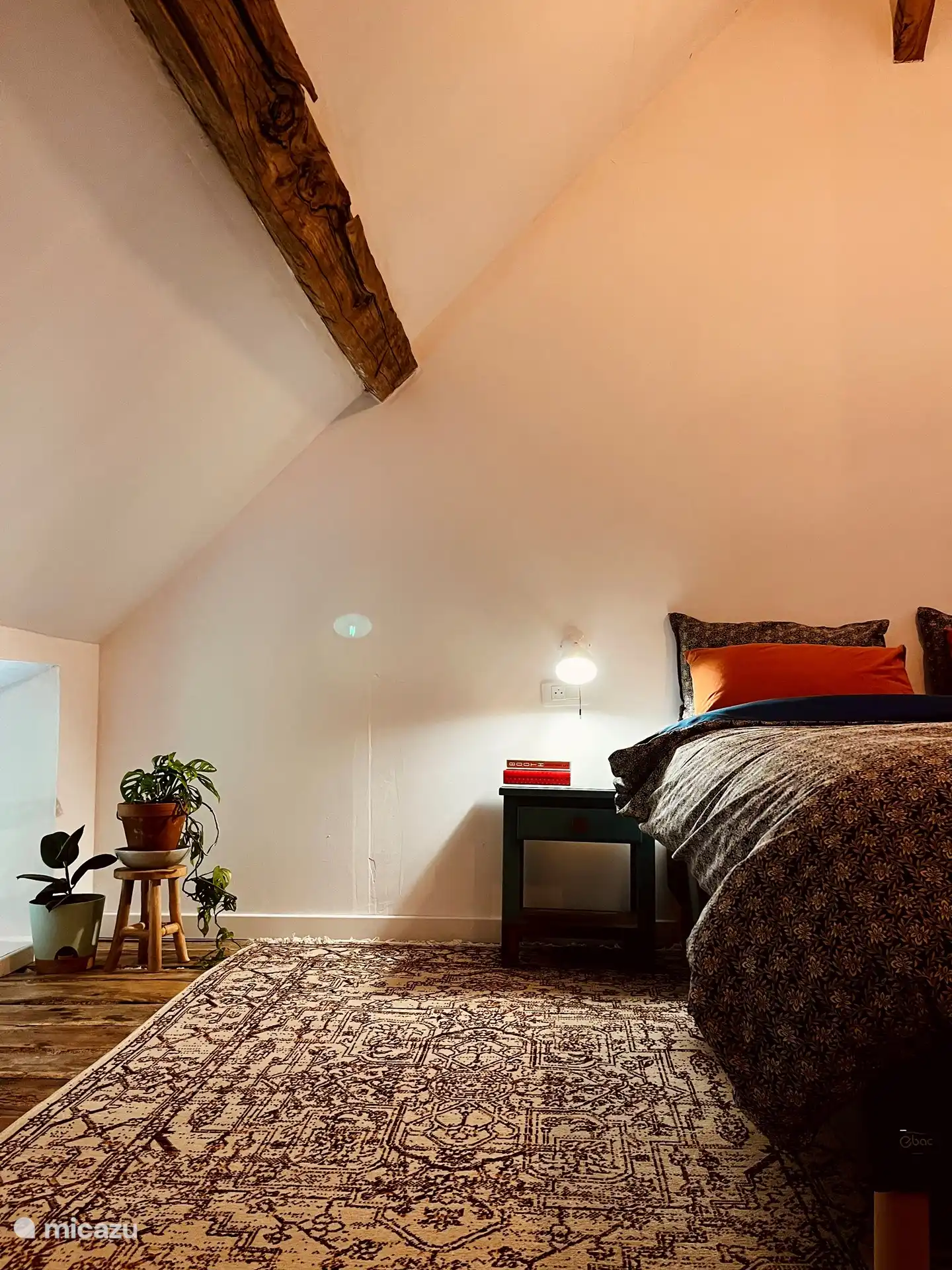 Großes Dachgeschosszimmer mit Klimaanlage
