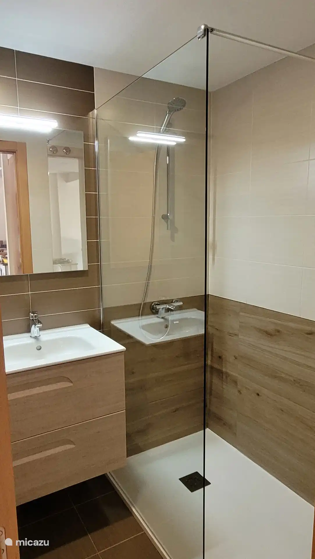 Badkamer met inloopdouche. December 2025 verbouwd. 