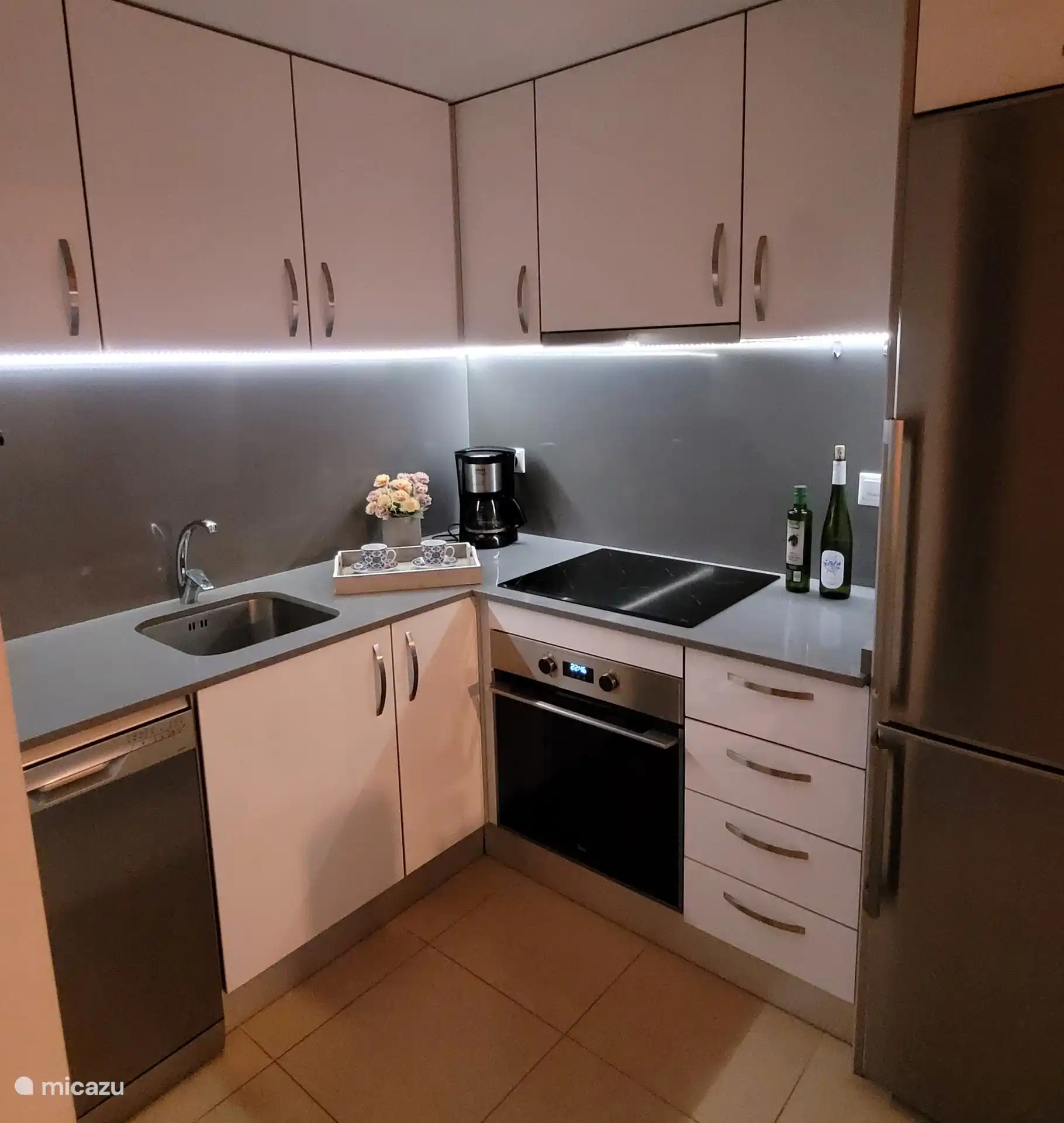 Sehr komplette Küche mit Backofen, Herd, Geschirrspüler, Wasserkocher, Kaffeemaschine und großer Kühl-/Gefrierkombination. Ausreichend Kochutensilien zum Selberkochen. 