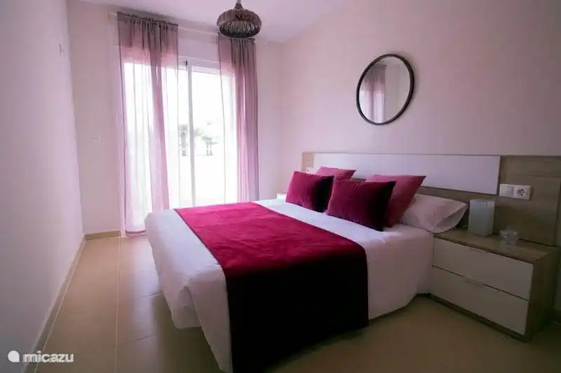 Hauptschlafzimmer mit direktem Zugang zum Balkon. 
Geräumiges Bett 180 breit, 200 lang. 