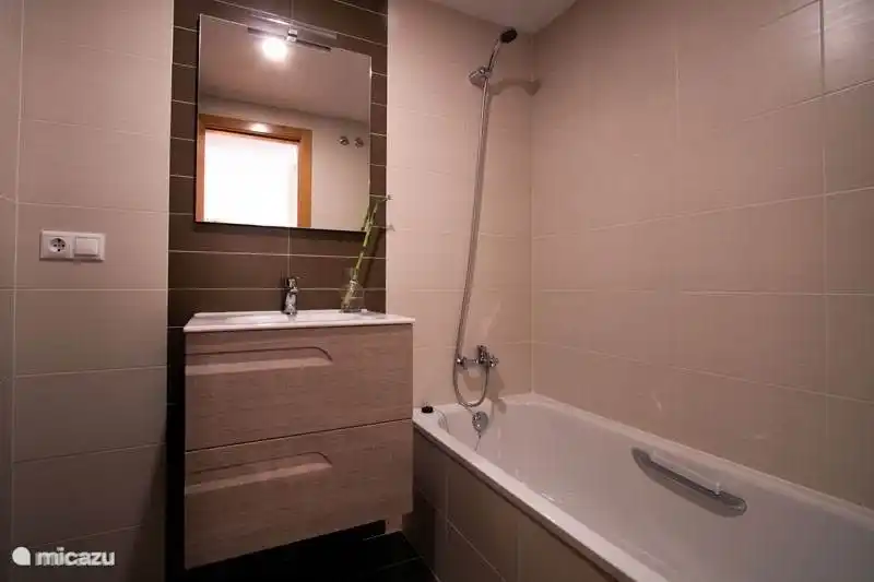 Badezimmer 1 mit Badewanne/Dusche und WC