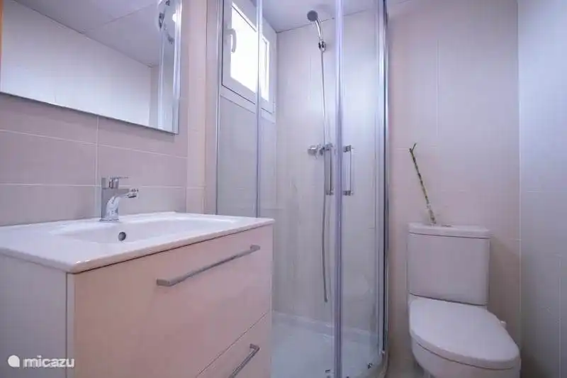 Badezimmer 2 mit Duschkabine und 2. Toilette