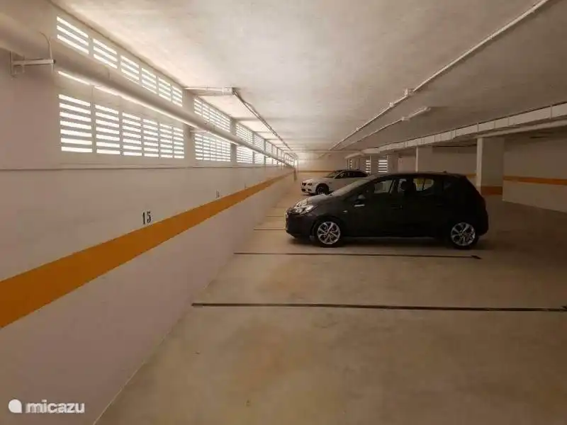 Parkhaus mit privatem Platz unter dem Komplex, Aufzug vom Parkhaus nach oben.