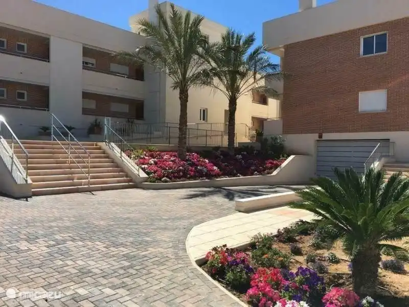 Eingang Wohnungskomplex und Eingang Parkgarage