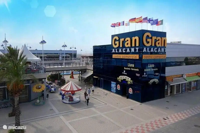 Das Einkaufszentrum Gran Alacant ist zu Fuß erreichbar (10 Minuten zu Fuß). Mehrere Supermärkte, darunter ein großer Lidl und Mercadona sowie mehrere Restaurants.