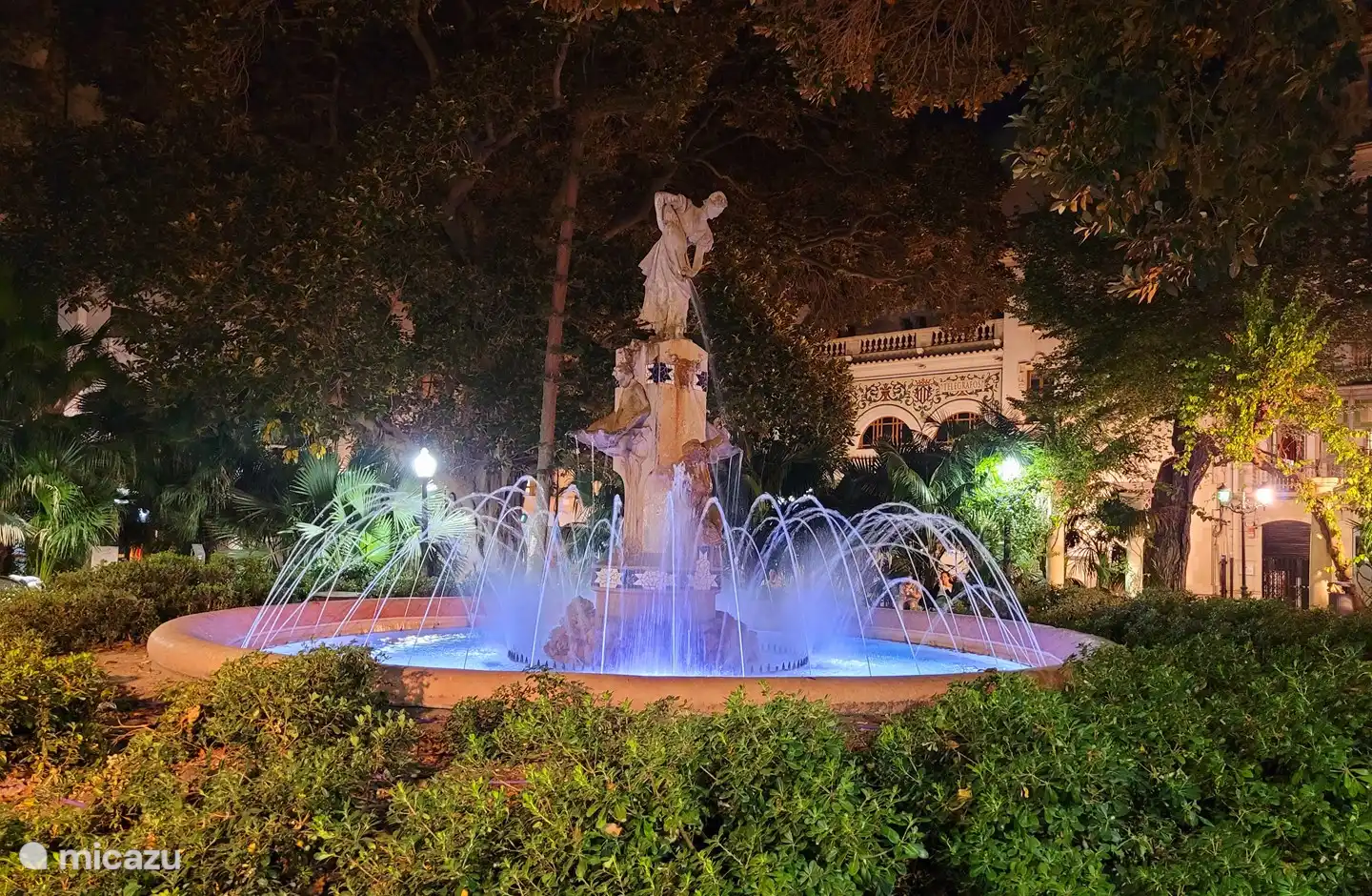 Einer der vielen Plätze im angenehmen Alicante