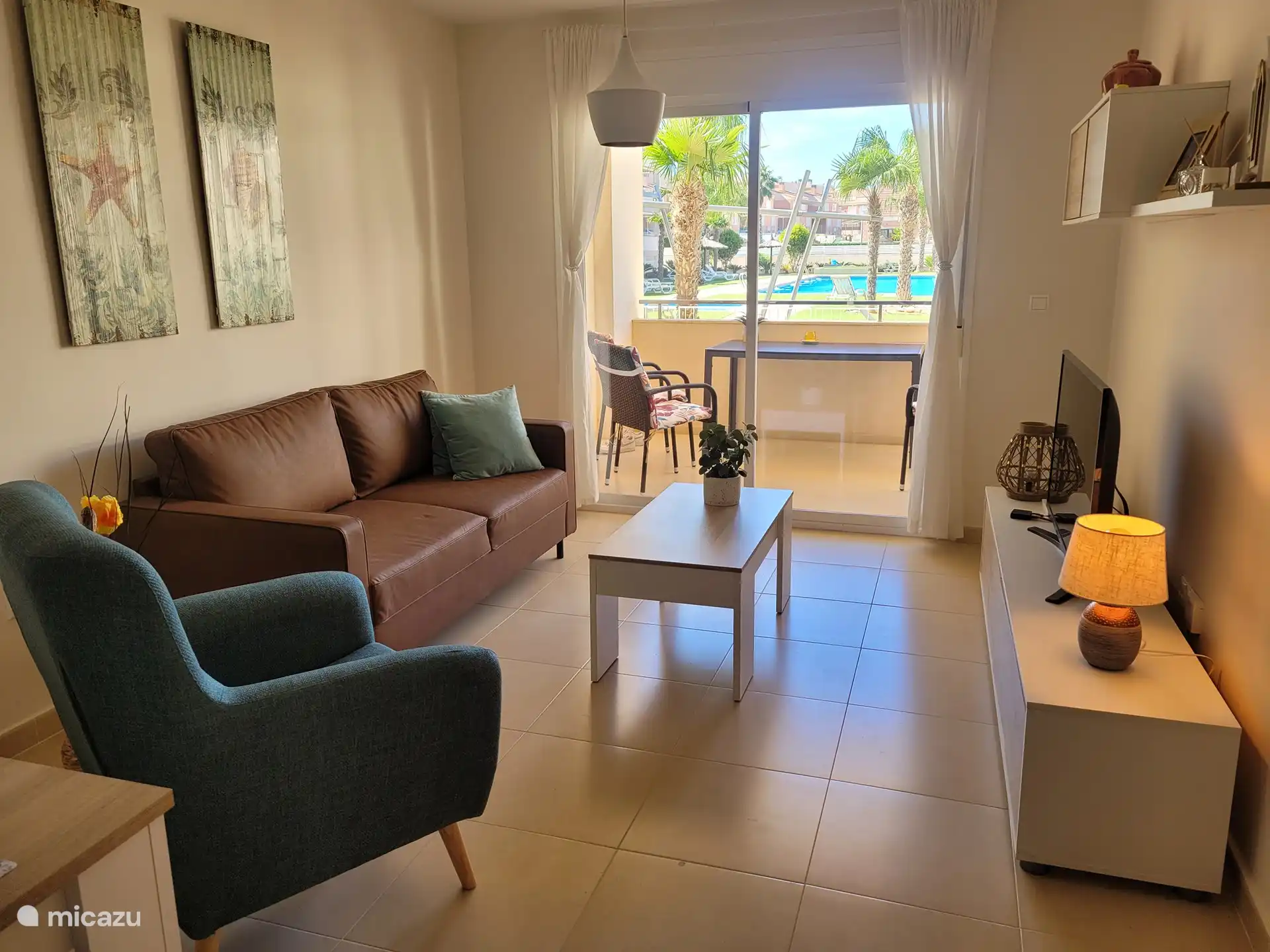 Wohnzimmer mit bequemem (neuem) Sofa und Stuhl. 