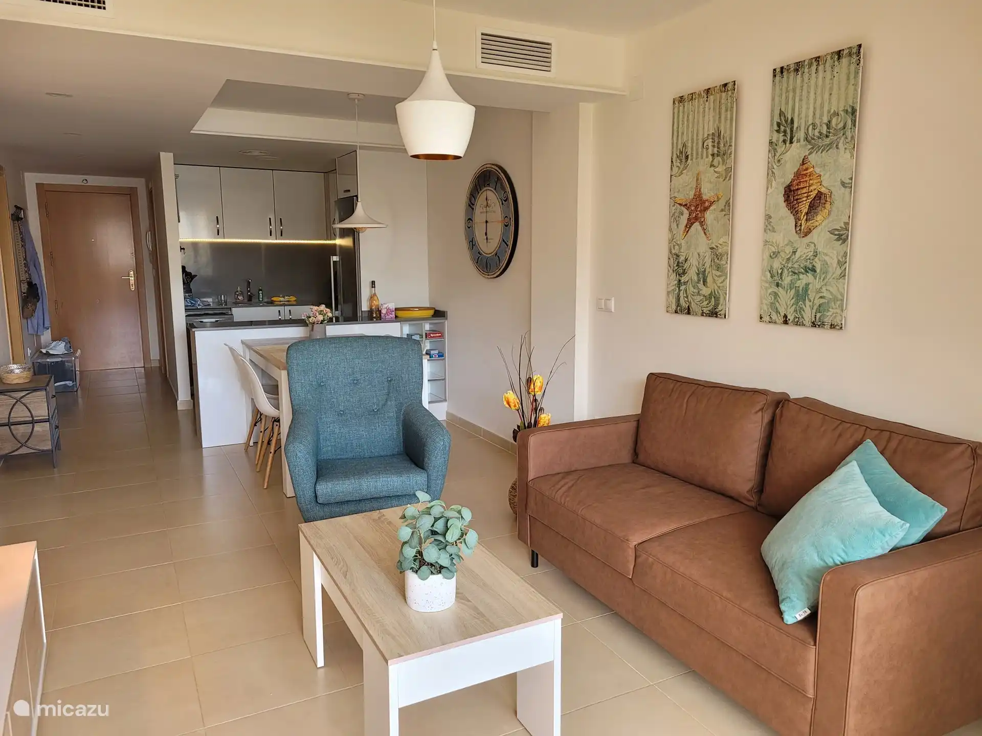 Bequemes (neues) Sofa und Stuhl. 