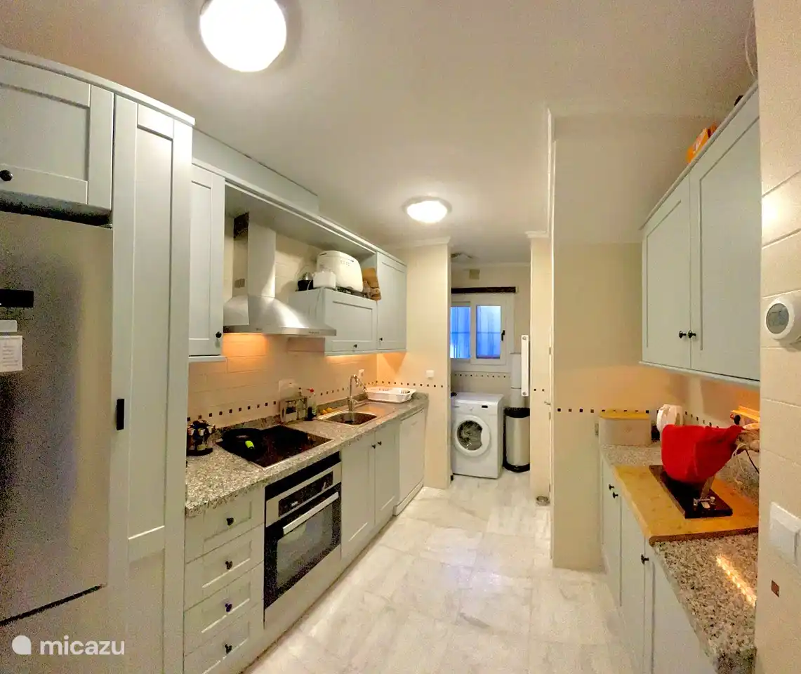 Keuken met berging en wasmachine/droogkast