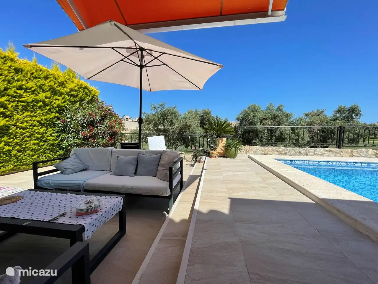 Terras aan het zwembad