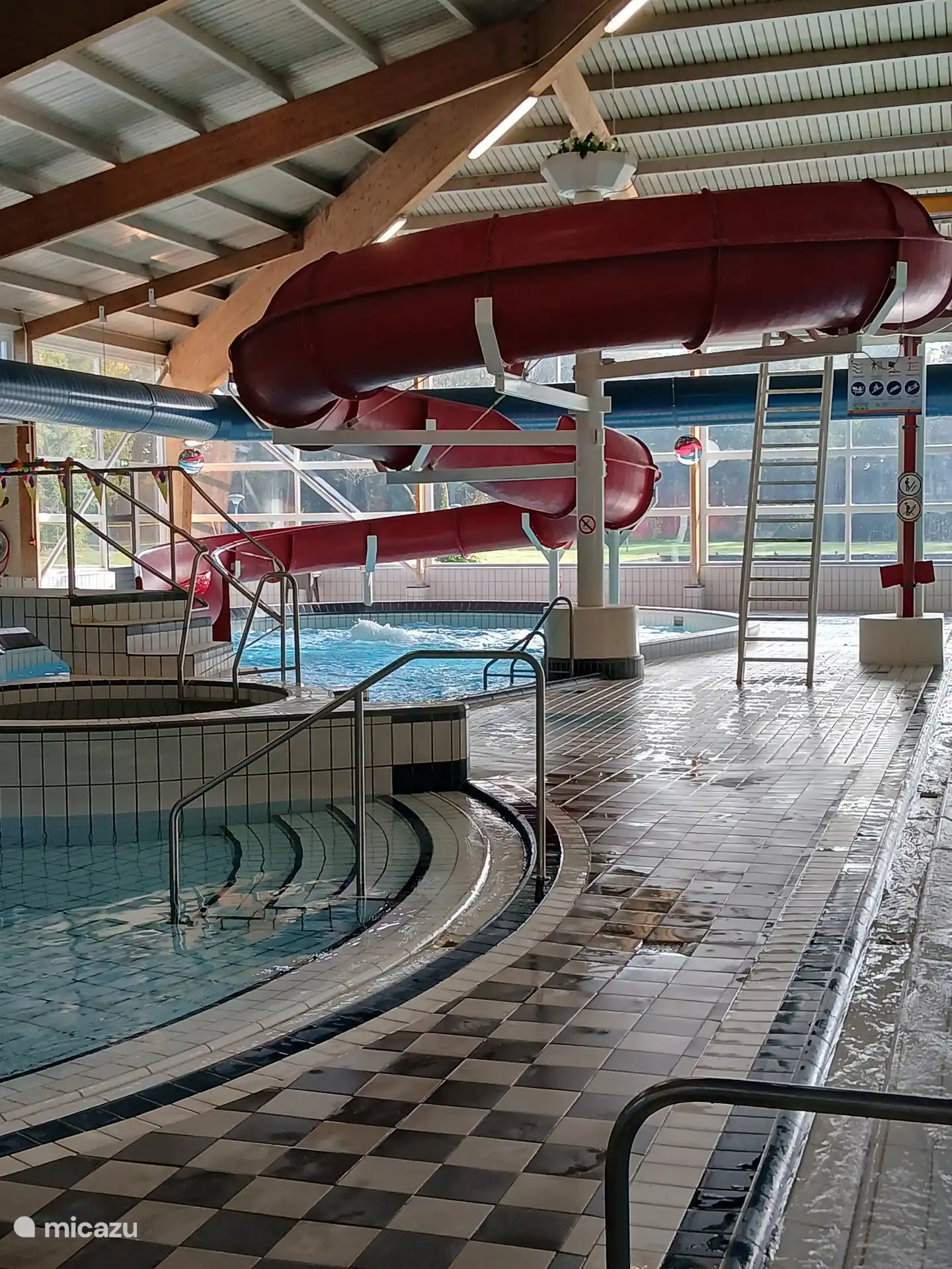 Hier ist ein Foto des dazugehörigen Schwimmbades.