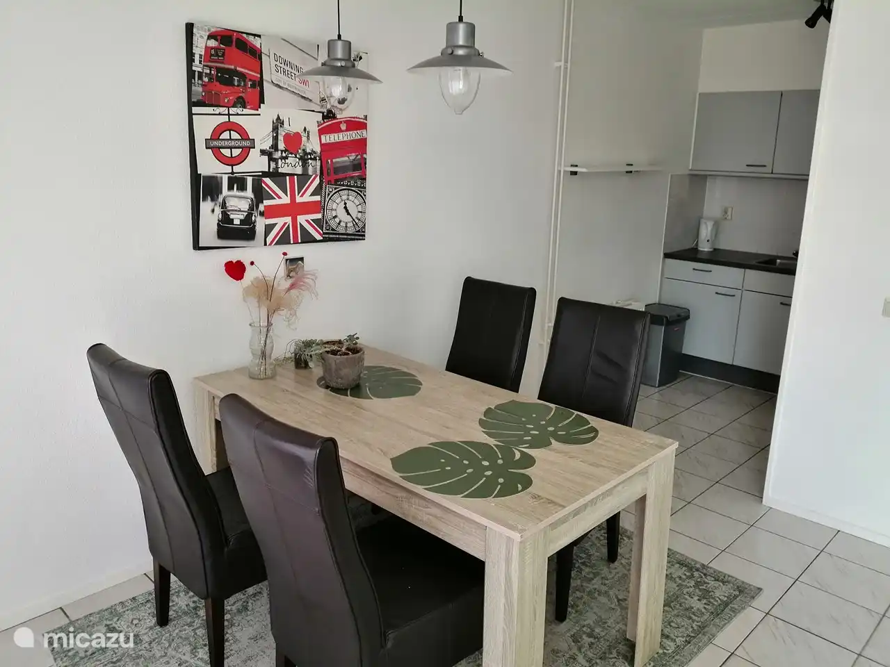 An diesem Esstisch kommen Sie schnell zu den Leckereien aus der Küche.